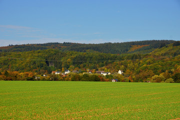 Malerisch gelegenes kleines Dorf Hetzhof im Alftal in der Eifel
