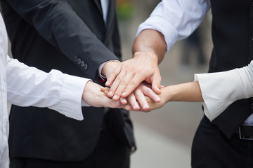 Fototapeta premium Grupa rąk razem młodych ludzi biznesu. Stos rąk koordynacyjnych Sukces Praca zespołowa