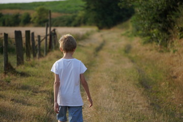 Enfant dans la campagne