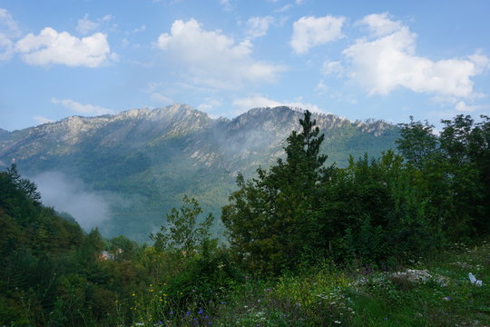 montagne embrum&eacute;e