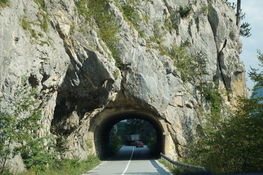 tunnel dans la roche