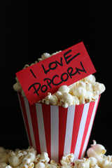 Popcorn con tag su uno sfondo nero