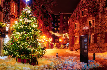 Fototapeta premium Dekoracje świąteczne i świeży śnieg w dzielnicy Petit Champlain w Quebecu w nocy - na Rue de Cul-de-Sac