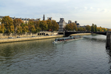Obraz premium Seine River in Paris, France