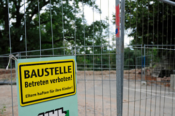 Schild Baustelle betreten verboten
