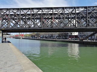Naklejka premium Canal pont bâtiment 
