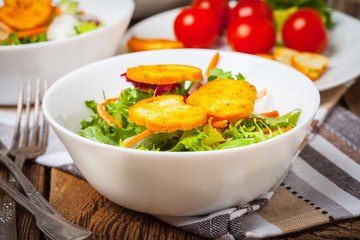 Mixed salad with croutons.