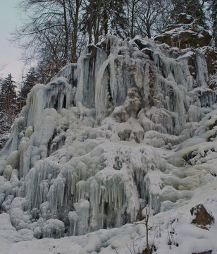 zu Eis erstarrt Radau-Wasserfall