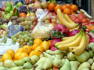 frutta, fresca, assortimento, cibo, banane, mele, arance, uva, cachi, fragole, kiwi, prugne, pere, susine, natura, benessere, vitamine, fruttivendolo, bancarella, vendita, 