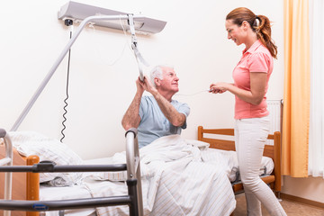 Pflegerin mit Senior im Pflegeheim Krankenhaus 