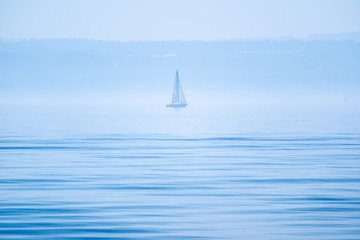 Segelboot am Bodensee, Segelyacht im Meer