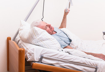 alter Mann, krank im Bett, Altenpflege, Barriere frei , Krankenhaus Bett 