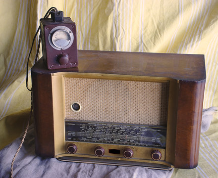 poste de radio vintage (TSF) LIRAR mod&egrave;le Consul et alimentation electrique