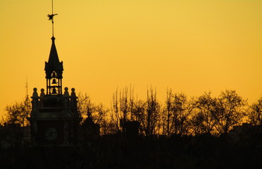 CIELO DORADO SOBRE EL PERFIL DE LA CIUDAD, SKYLINE,  AL AMANACER, ALBA, CREPÚSCULO, NARANJA, ROJIZO, PUESTA DE  SOL,