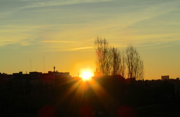 SALE EL SOL SOBRE EL HORIZONTE, amanecer, paisaje, anochecer, nube, naturaleza, hermoso, ciudad,...
