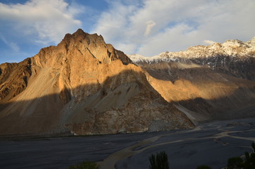 パキスタンの上部フンザのパスー　美しいカテドラルピークと青空と雲
