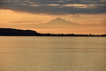 フェリ－でむかえた朝焼け　Ｄａｙ　Ｂｒｅａｋ