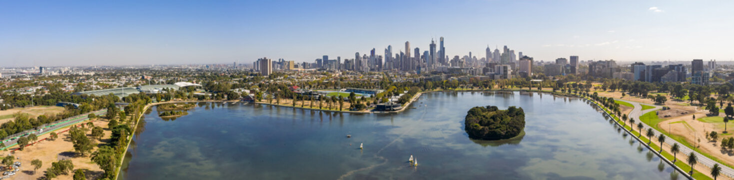 Panoramic view of the beautiful city of Melbourne from Albert Park lake