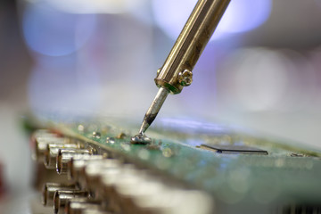 Repair of electronic devices, tin soldering parts  with selective focus