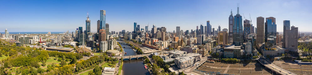 Fototapeta premium Panoramiczny widok na piękne miasto Melbourne uchwycone znad rzeki Yarra w letni dzień
