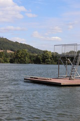 Badesee mit Sprungbrett