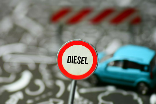 Ein Auto und ein Verkehrszeichen mit dem Hinweis auf Diesel Fahrverbot