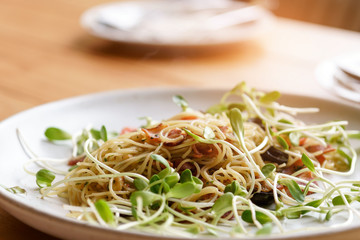 Spaghetti with young salad
