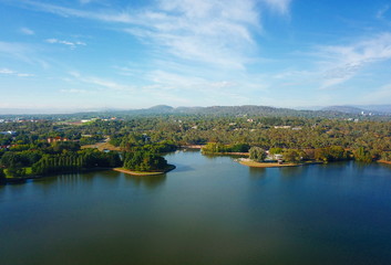 Naklejka premium Panoramic view of Canberra (Australia) in daytime, featuring Lake Burley Griffin and Parliament House.
