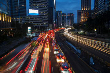 Obraz premium Glowing lights from hectic traffic on the road