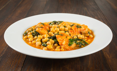 Garbanzos con bacalao y espinacas