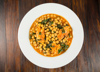 Garbanzos con bacalao y espinacas