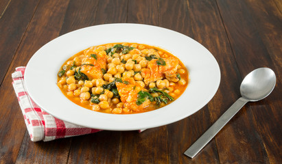 Garbanzos con bacalao y espinacas