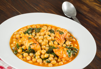 Garbanzos con bacalao y espinacas