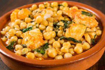 Garbanzos con bacalao y espinacas