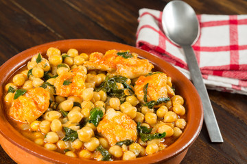 Garbanzos con bacalao y espinacas