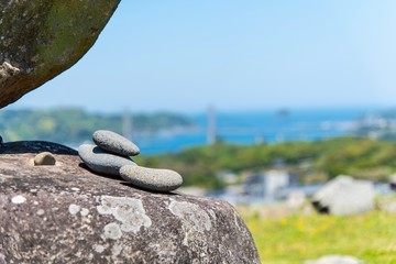 風景に溶け込む石