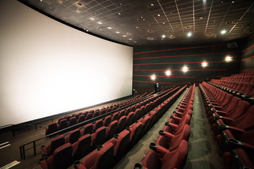 Naklejka premium Pusta sala kinowa. Makieta. Część teatru lub podobnego budynku, w którym siedzą ludzie, którzy patrzą i słuchają