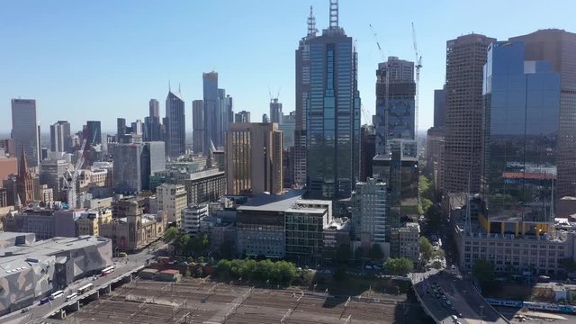 Smooth 4K circular 330 degree pan around the beautiful city of Melbourne from above the Yarra river