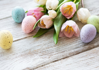 Fototapeta na wymiar Easter eggs and tulips bouquet