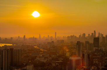 Fototapeta premium Bangkok / Tajlandia - 8 marca 2019: Widok z lotu ptaka, aby pokazać piękne niebo i duży ruch uliczny nad widokiem na Bangkok, który jest pełen szkodliwego pyłu PM2,5, który jest szkodliwy dla organizmu.