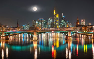 Die Skyline von Frankfurt am Main am Abend mit Vollmond