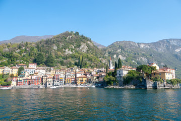 Fototapeta na wymiar Il borgo di Varenna visto dal lago di Como