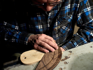In the guitar workshop, Guitars Luthiers sets up a stand under the arm.