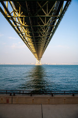 真下から見た明石海峡大橋