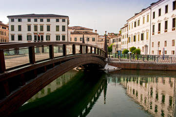 Fototapeta na wymiar The University Bridge is a pedestrian bridge over the Sile river that connects the Riviera Garibaldi to the Santa Margherita Riviera, in Treviso. Italy