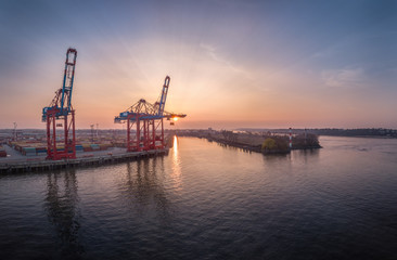 Containerterminal Burchardkai (Parkhafen / Waltershof) bei Sonnenuntergang im Hafen von Hamburg