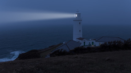 Der Leuchtturm von Trevose Head in Cornwall bei in der Dämmerung bei Nebel