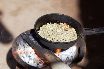 Roasting coffee on open fire