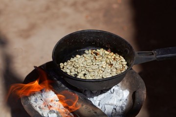 Roasting coffee on open fire