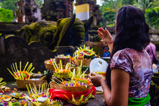 Mujer rezando en un templo Bali